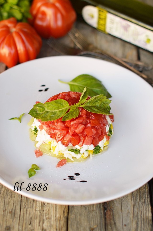 Фото к рецепту: Салат с брынзой, помидорами и жареным перцем.