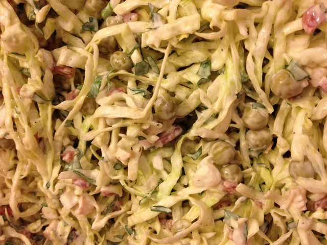 Фото к рецепту: Салат из свежей капусты с салями и курицей.