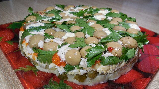 Фото к рецепту: Праздничный салат «грибная полянка»