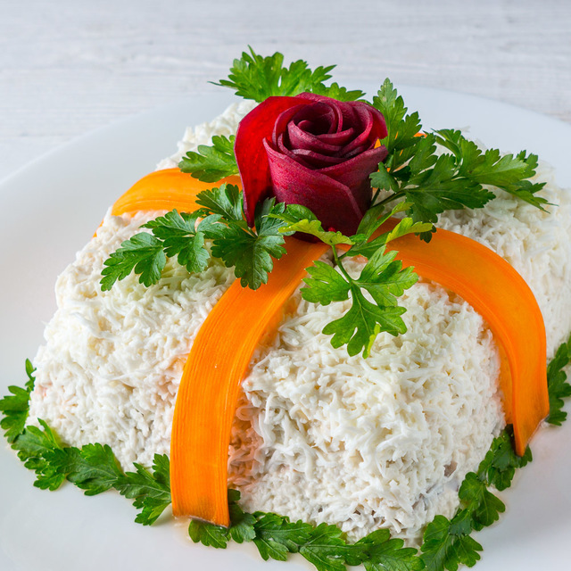 Фото к рецепту: Салат подарок. красивый и очень вкусный праздничный салат