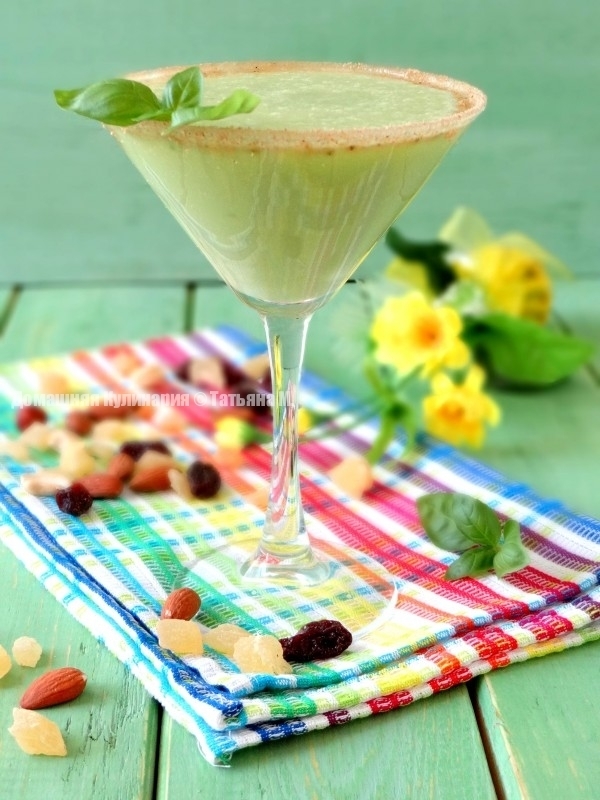 Фото к рецепту: Витаминный коктейль с авокадо