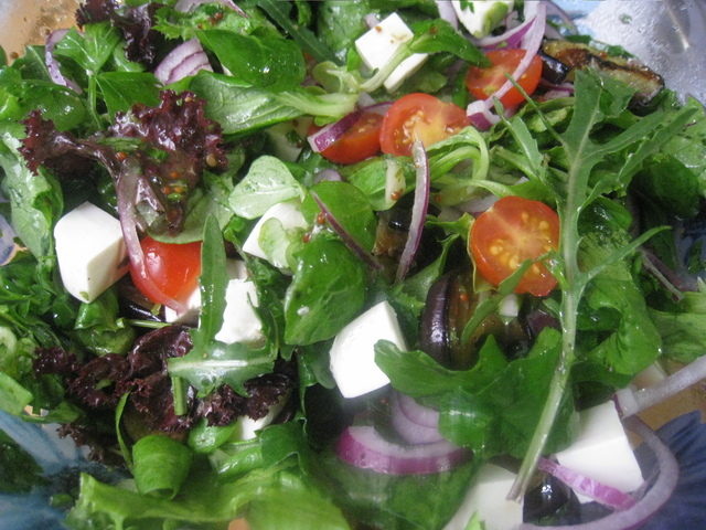 Фото к рецепту: Салат с баклажанами и сыром фета