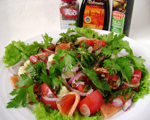 Фото к рецепту: Салат с семгой и помидорами.