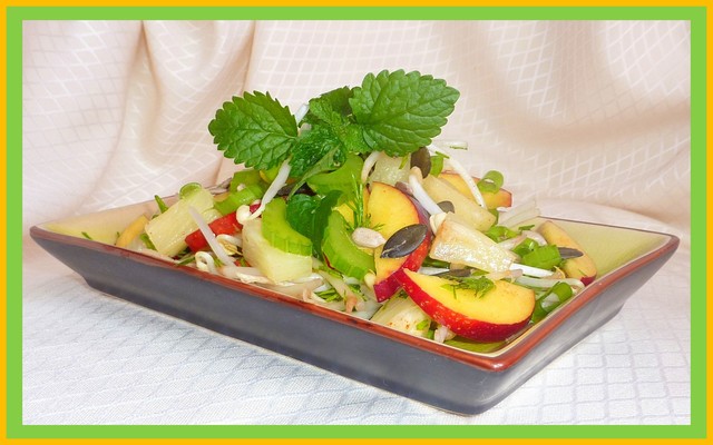 Фото к рецепту: Салат с проростками , нектаринками и ананасом...
