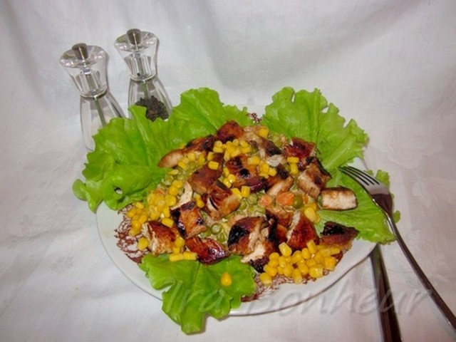 Фото к рецепту: Горячий салат из курицы гриль с кукурузой