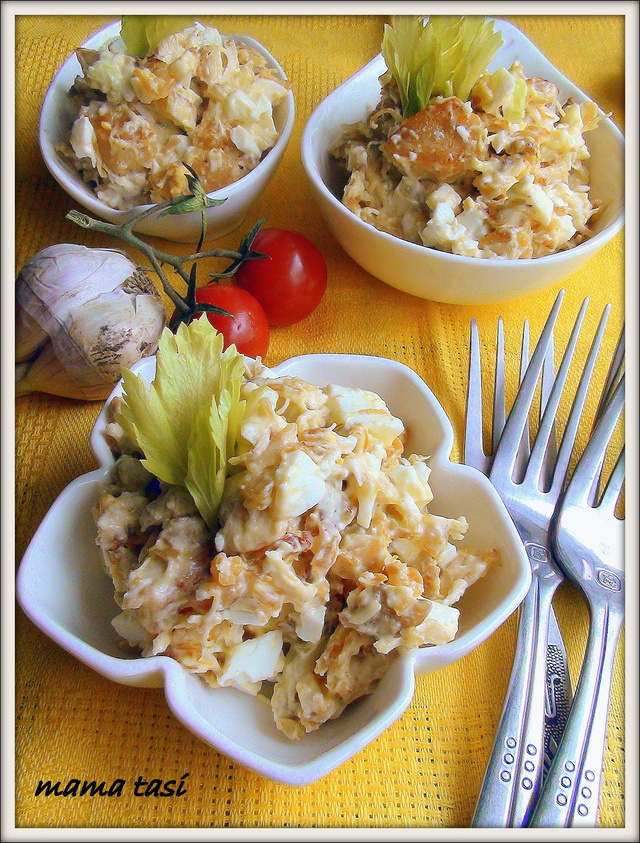 Фото к рецепту: Салат с курицей, яйцом и сельдереем.