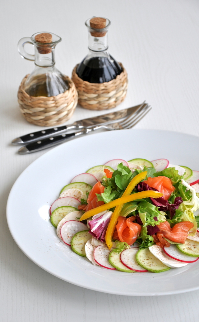 Фото к рецепту: Салат-карпаччо из молодых овощей с маринованным лососем
