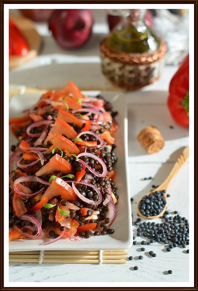 Фото к рецепту: Салат из чечевицы с маринованным луком