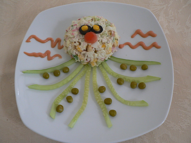 Фото к рецепту: Детский салат осьминожка 