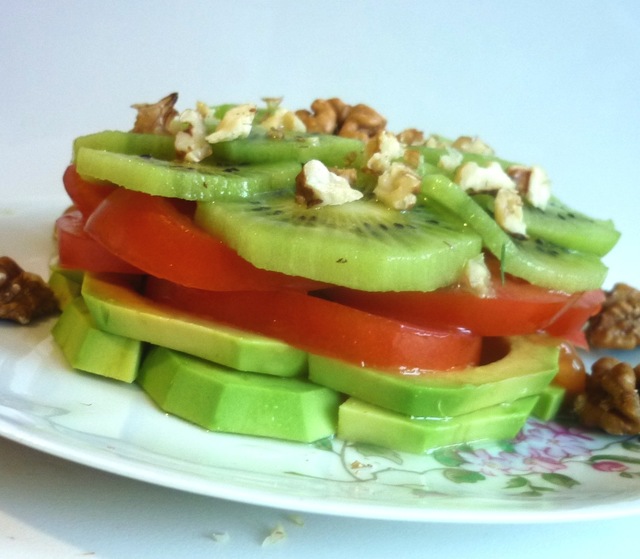 Фото к рецепту: Салат с авокадо,киви,томатом и грецкими орехами