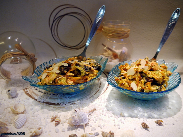 Фото к рецепту: Салат с рыбой, черносливом и миндалем «фьюжн»