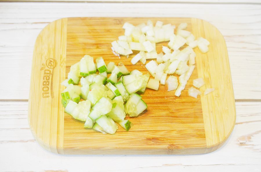 Крабовый салат с жареным перцем и авокадо - фото шаг 8