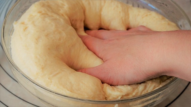Фото к рецепту: Воздушное тесто на пирожки в духовке