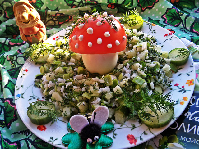 Фото к рецепту: Салат грибок на поляне или яйцо под майонезом 