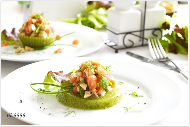Фото к рецепту: Салат с кальмарами на огуречном желе.