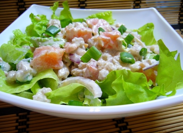 Фото к рецепту: Салат с зеленой гречкой и копченой семгой
