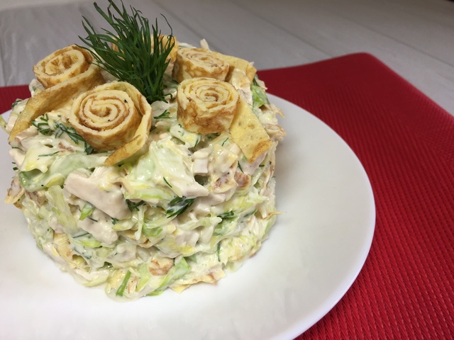 Фото к рецепту: Салат с курицей и омлетом