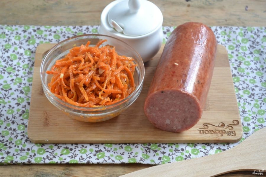 Салат с морковкой и колбасой - фото шаг 1