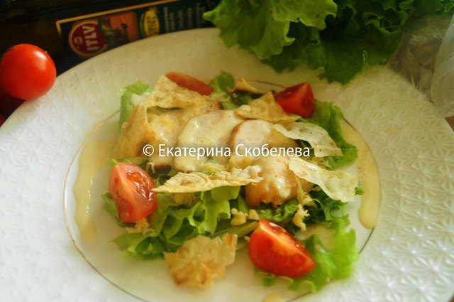 Фото к рецепту: Салат цезарь с чипсами из лаваша