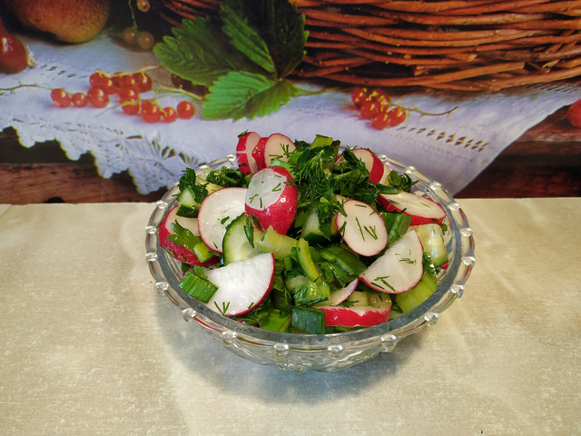 Фото к рецепту: Салат весенний овощной с редисом, огурцом и сельдереем.