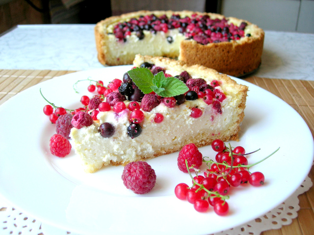 Фото к рецепту: Сезонный пирог с ягодами и творогом