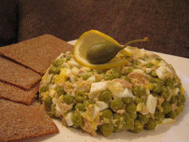 Фото к рецепту: Два скоростных салатика из печени трески.