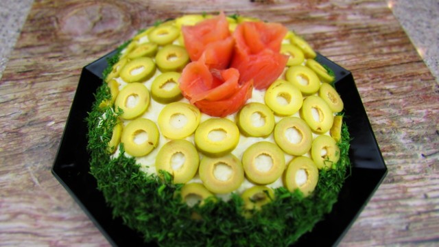 Фото к рецепту: Салат с форелью и апельсинами
