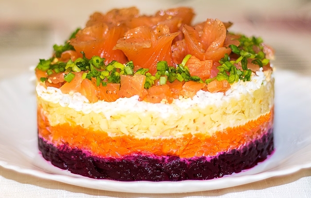 Фото к рецепту: Праздничный салат лосось на шубе 