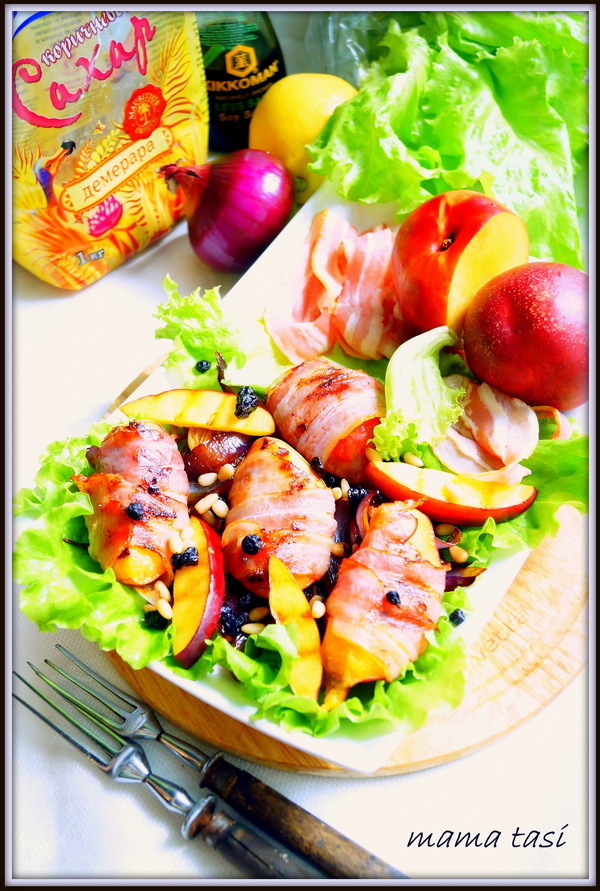 Фото к рецепту: Тёплый салат с нектаринами в беконе и карамелизованным луком.