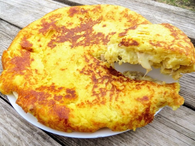 Фото к рецепту: Картофельная лепешка с курицей и сыром