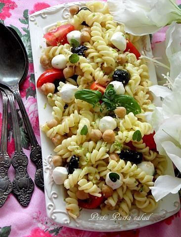 Фото к рецепту: ​песто паста fusilli салат с моцареллой и нутом.