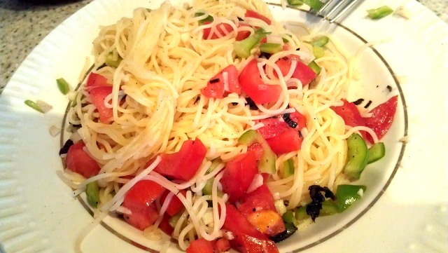 Фото к рецепту: Теплый салат с спагетти и овощами