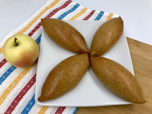 Фото к рецепту: Творожные пирожки с яблоком