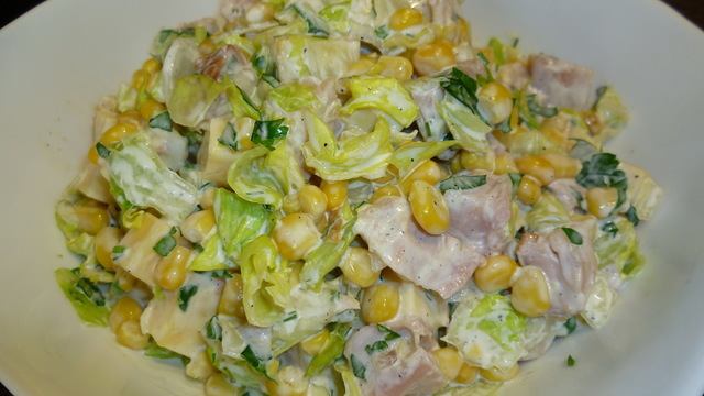 Фото к рецепту: Салат из копченой курицы с кукурузой и сыром