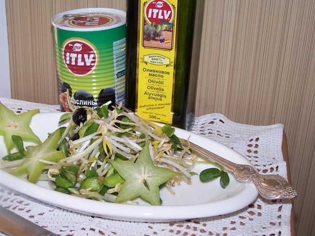 Фото к рецепту: Салат из ростков подсолнечника и маша