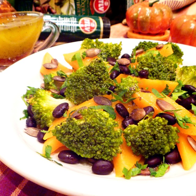 Фото к рецепту: Салат тыквенный с брокколи и фасолью