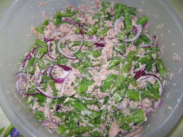 Фото к рецепту: Салат из стручковой фасоли с тунцом