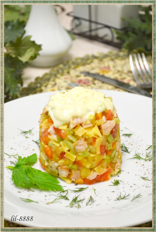 Фото к рецепту: Салат с копченой курицей и овощами.