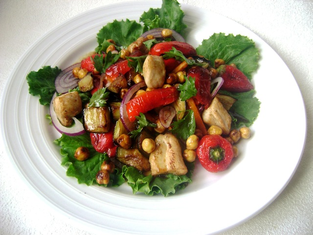 Фото к рецепту: теплый салат с баклажанами и жареным нутом «очень ближний восток».