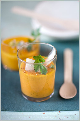 Фото к рецепту: Морковный сок с кокосом
