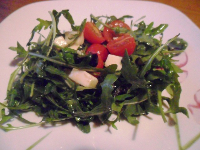Фото к рецепту: Салат с черри, маслинами и брынзой