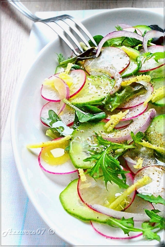Фото к рецепту: Салат с огурцом, редисом и имбирем