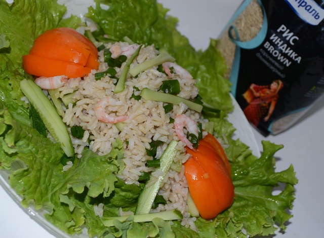 Фото к рецепту: Тайский салат с рисом, креветками и огурцом