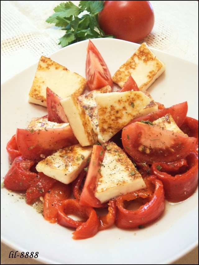 Фото к рецепту: Салат из запечённых перцев и жареного адыгейского сыра