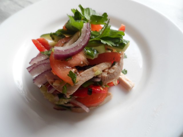 Фото к рецепту: Салат весенний вкусно просто и быстро!
