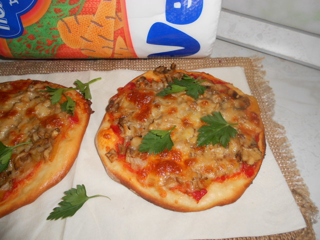 Фото к рецепту: Пицца с вешенками и сулугуни