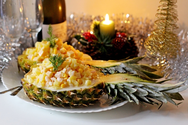 Фото к рецепту: Салат с креветками и сыром в ананасовых лодочках.