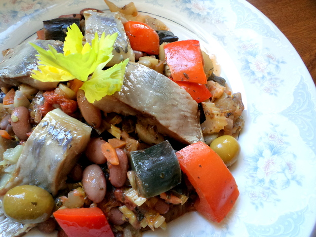 Фото к рецепту: Теплый салат с сельдью, фасолью и овощами!