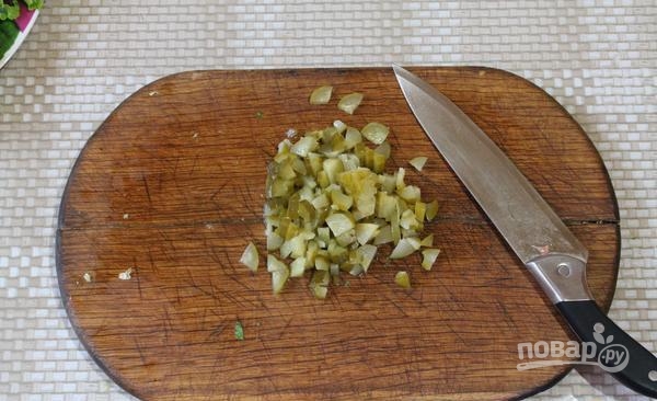 Салат с семгой и солеными огурцами - фото шаг 4