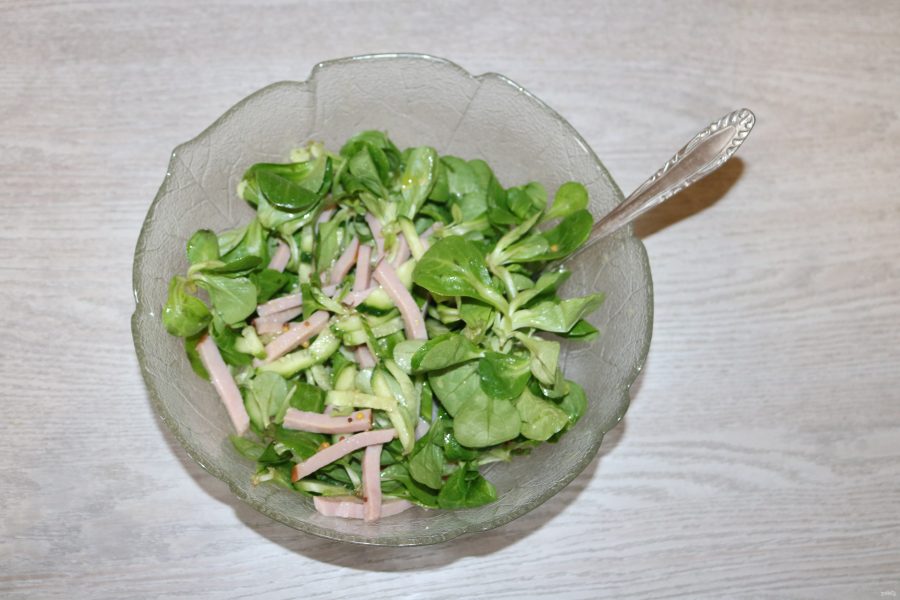 Зелёный салат с ветчиной - фото шаг 9